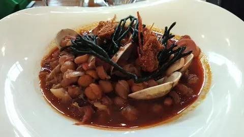 Guiso de polbo e ameixas de pecaadeRías con garbanzos e carabinero crocante.