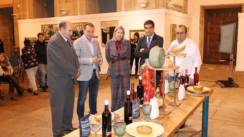 Xantar se presentó esta mañana en la sede de la Diputación de Zamora en un acto en el que ejerció de anfitrión el presidente provincial, Francisco José Requejo, acompañado por el diputado de Agricultuta, Ángel Sánchez. La participación Ourensana corrió a cargo del director gerente de Expourense y director de Xantar, Rogelio Martínez, que estuvo arropado por el delegado territorial de la Xunta de Galicia en Ourense, Gabriel Alén, y la gerente del INORDE, Emma González.