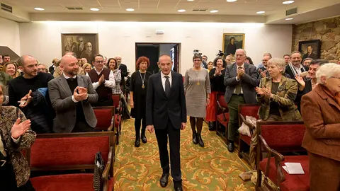 Gonzalo Navaza entra no salón de actos da RAG acompañado por Ana Romaní e Ana Boullón, as dúas académicas de máis recente nomeamento. Fonte: RAG