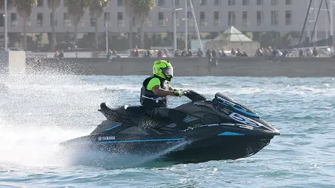 Juan Aloguín pasando por delante del espigón vigués.