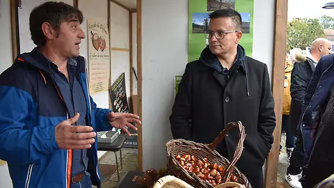 El conselleiro del Medio Rural asistió esta mañana a la XXVII Fiesta de la castaña y de la seta del ayuntamiento ourensano de Riós.