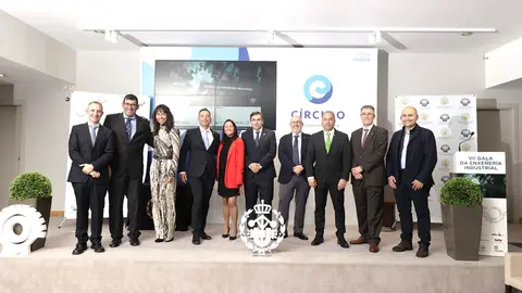 Junta de gobierno al completo con el director de la escuela y el presidente de la CEP.