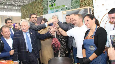 Autoridades en el estand del pulpo do Carballiño.