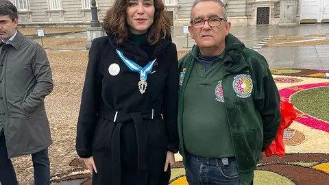 García Correa, presidente de la Asocación de Alfombristas con Ia presidenta de la Comunidad de Madrid, Isabel Díaz Ayuso.