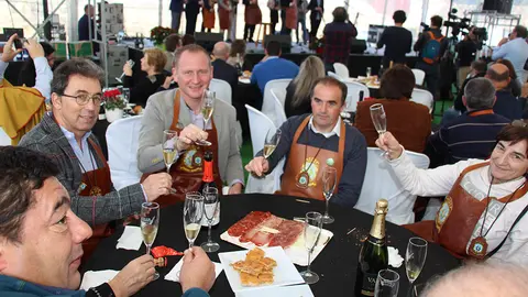 Confrades degustando los espumosos con productos de la tierra y del mar.