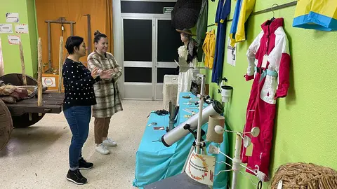 O pasado domingo, coincidindo coa Xornada de portas abertas que organiza a ANPA e o colexio, foi inaugurada a exposición anual dos obxectos aportados por toda a Comunidade Educativa. A alcaldesa, Marta Valcárcel, durate a súa visita á mostra.