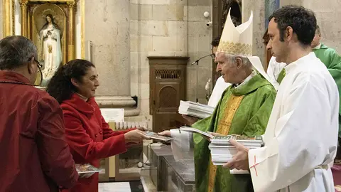 Al finalizar la eucaristía, el obispo entregó el nuevo Plan Pastoral 2022-2023 a los delegados diocesanos presentes en la eucaristía.