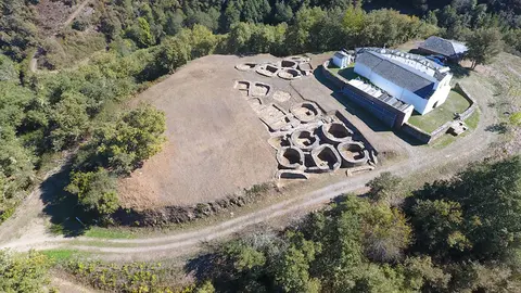 Los elementos detectados forman parte de una gran estructura en el lado sur y reflejan la envergadura de la obra de contención realizada para la construcción del castro.