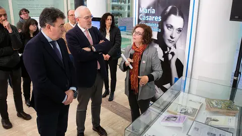 O conselleiro de Cultura, Educación, FP e Universidades, Román Rodríguez, presenta a nova exposición da Cidade da Cultura sobre a figura da actriz.