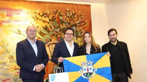 . A jovem foi recebida na Câmara Municipal pelo Presidente da Câmara, que lhe entregou uma bandeira do Município e uma Vizela Romana, símbolos da identidade do nosso Concelho.