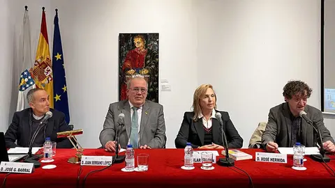 O autor estivo acompañado por Xosé Hermida, xornalista e escritor; e Pilar Falcón, Académica da Academia Xacobea e presidenta do Club de Xornalistas Galegos en Madrid.