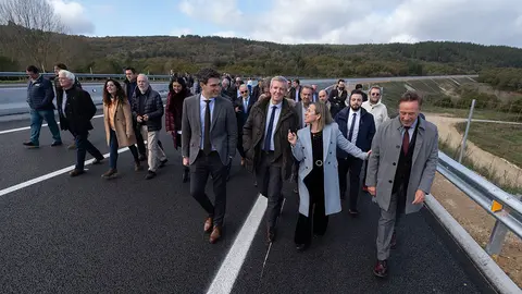 O titular do Goberno galego, Alfonso Rueda, acompañado da conselleira de Infraestruturas e Mobilidade, Ethel Vázquez, asiste á posta en servizo da autovía AG-22 Nadela-Sarria, no treito A Pobra de San Xiao - Sarria Centro.