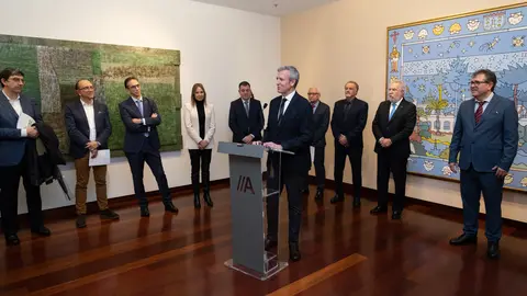O presidente do Goberno galego, Alfonso Rueda, acompañado do conselleiro de Cultura, Educación, FP e Universidades, Román Rodríguez, asiste á inauguración da exposición A nosa arte: Colección do Parlamento de Galicia. Sede de Afundación, en Vigo.