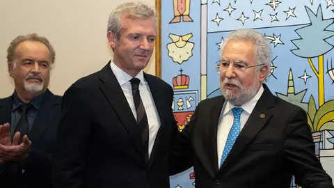 O presidente do Goberno galego, Alfonso Rueda, acompañado do conselleiro do Presidente do Parlamento de Galicia, Miguel Santalices, asiste á inauguración da exposición A nosa arte: Colección do Parlamento de Galicia. Sede de Afundación, en Vigo.