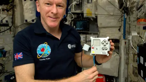 Astronauta con el Astro Pi Izzy en la Estación Espacial Internacional.