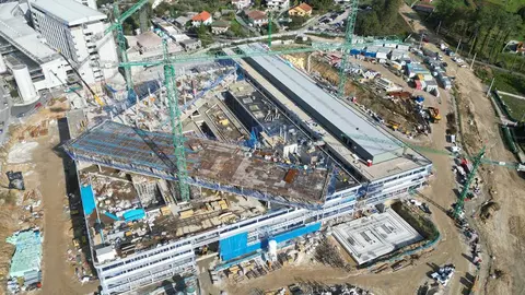 Las obras de construcción del hospital siguen avanzando de manera simultánea en diferentes estructuras y los próximos meses serán claves para el remate de varias zonas de edificación, que ya proyectan la imagen final de esta primera fase del centro hospitalario. 

Una de esas estructuras es el búnker de radioterapia, que refleja la dimensión, la singularidad y la complejidad de la obra del Hospital Público de Montecelo, con una superficie en planta rectangular de 430 m2; y en cuya construcción se están empleando 1.225 m3 de hormigón y más de 120 toneladas de acero.