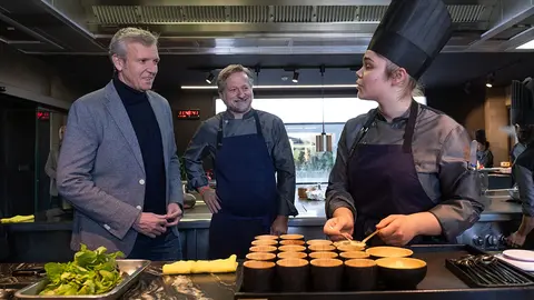 O presidente da Xunta visitou hoxe en Poio o restaurante Pepe Vieira, que acaba de conseguir a segunda estrela Michelin.