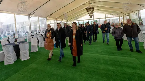 A súa llegada, o conselleiro de Medio Rural, José González, estivo acompañado pola alcaldesa de Salvaterra, Marta Valcárcel, e o secretario da DO Rías Baixas, Ramón Huidobro.