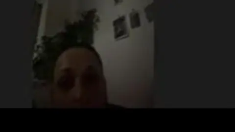 María oculta su identidad.