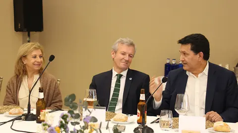 Alfonso Rueda con María Méndez, presidenta de la APG, y Miguel Ángel Rodríguez. ROBERTO LEDO.