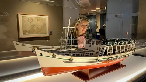 La exposición, una de las grandes citas culturales de este otoño e invierno en Ferrol, sumerge a los visitantes en un extraordinario viaje a través de la historia naval, obrera e ilustrada de esta ciudad.