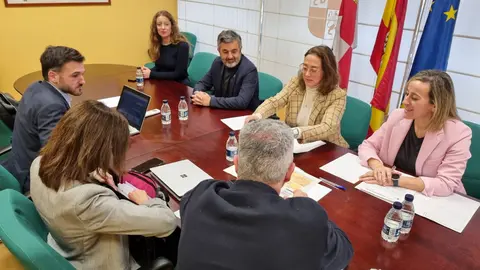 Los conselleiros de transportes de Galicia, Castilla y León y Asturias mantuvieron hoy en Ponferrada un nuevo encuentro para consensuar los objetivos y las líneas de actuación que deben guiar las inversiones en la modernización de la red ferroviaria del noroeste peninsular.