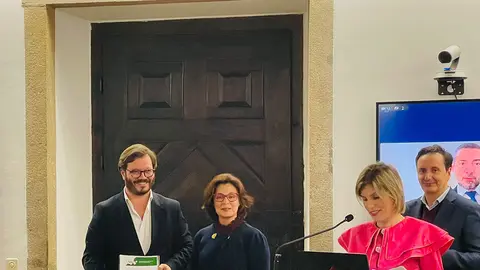 O Presidente da Câmara recebe o prémio.