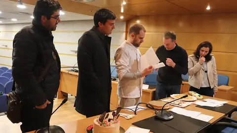 O xurado presidido polo alcalde, Alejandro Lorenzo, e composto por José Manuel Fernández (AHOSPOR), Noelia Conde (ACIPOR), David Sobral (AE Porriño), José Manuel Fernández (Asociación de Panadeiros do Porriño) e o concelleiro de Cultura, Bienvenido Estévez.