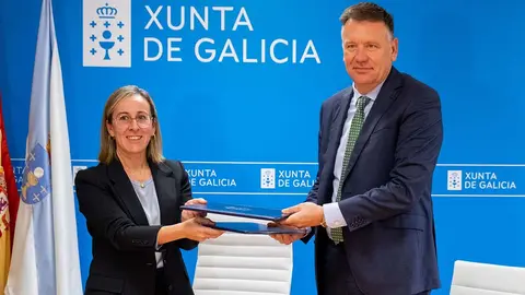 La conselleira de Infraestructuras y Movilidad, Ethel Vázquez, acompañada por el director de la Agencia Gallega de Infraestructuras, tras la firma del convenio entre la Xunta y Autoestradas de Galicia para congelar los peajes de las autonómicas A Coruña-Carballo (AG-55) y Val Carreteras Menores (AG-57) el próximo 1 de enero.