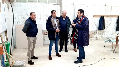 El delegado territorial, Luis López, visitó esta mañana las obras de acondicionamiento interior de la Plaza de Abastos, en la que se crearán cuatro puestos comerciales independientes y un local para un supermercado, en la compañía del alcalde, Julio César García-Luengo.
