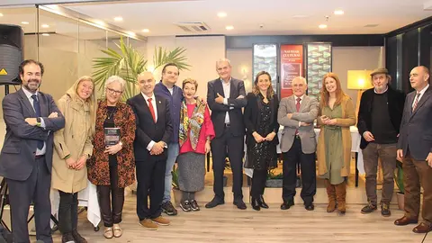 De izq. a dcha, Eugenio de Haz y su esposa Flor Espada, María José Porteiro, Roberto Ledo. Rafa Cid, Marisa Real, José Luis Gómez, Teresa Egerique, Arturo Maneiro, Teresa Egerique, Anxe Vence y Ceferino de Blas.