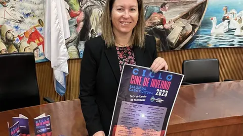 La alcaldesa de Salvaterra, Marta Valcárcel, mostra o cartel da programación.