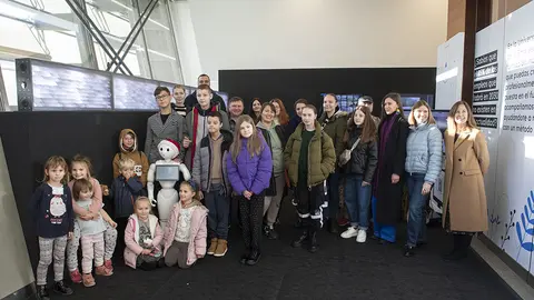 Familias ucrainas chegadas a galicia visitan a exposicion ‘Ai: more than human’ na sede de Afundacion na Coruña.