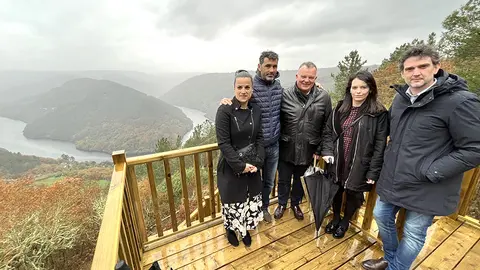 El delegado territorial de Lugo, Javier Arias, comprobó la nueva plataforma de madera que añade una altura de 5,10 metros sobre la estructura original.