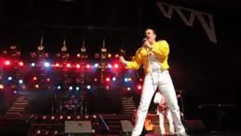 Dr. Queen, su mejor tributo reencarnado a través de un micrófono por el médico
cardiólogo argentino, Jorge Busetto reconocido en grandes programas
de televisión, diarios y teatros en su larga trayectoria de más 25 años
recorriendo América Latina y Europa.