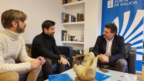 O secretario xeral da Emigración, Antonio Rodríguez Miranda, recibiu aos responsables do grupo Os Náufragos Teatro.