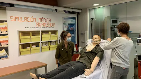 Nos centros do Sergas existe, neste momento, distinto equipamento e espazos dedicados á simulación médica, e realízanse distintas actividades formativas dentro da súa programación