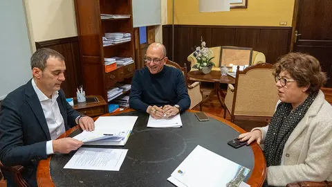 El director xeral de Cultura, Anxo M. Lorenzo, se reunió hoy con el alcalde de Tui, Enrique Cabaleiro.