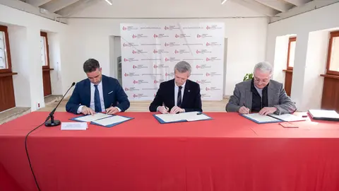 El presidente de la Xunta, Alfonso Rueda, acompañado de la ministra de Infraestructuras y Movilidad, Ethel Vázquez, y el ministro de Cultura, Educación, Formación Profesional y Universidades, Román Rodríguez, visita la Fundación Laboral de la Construcción y firma un protocolo con esta entidad y la Fundación Catedral. Fundación Laboral de la Construcción.