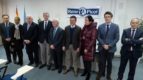 O titular do Goberno galego, Alfonso Rueda, acompañado polo conselleiro do Medio Rural, José González, visita as instalacións da firma láctea Reny Picot.