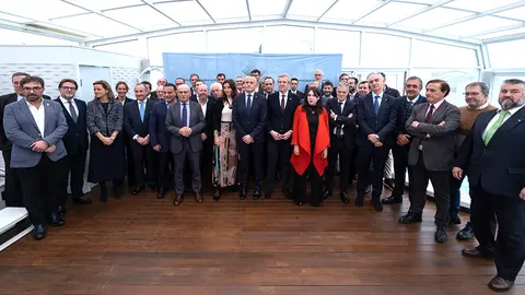 El jefe del Ejecutivo gallego, Alfonso Rueda, acompañado de la conselleira de Promoción del Empleo e Igualdad, María José Lorenzana, asiste a la reunión del consejo asesor de la Confederación Empresarial de Pontevedra (CEP).