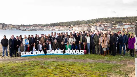 O presidente da Xunta, Alfonso Rueda, acompañado de la conselleira do Mar, Rosa Quintana, se reunieron con las Cofradías del mar de Galicia.