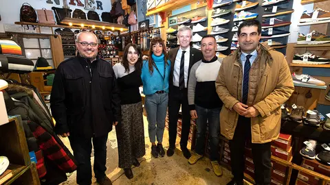 El presidente de la Xunta, Alfonso Rueda, acompañado de la conselleira de Promoción del Empleo e Igualdad, María Jesús Lorenzana, está realizando un recorrido por los establecimientos beneficiarios de ayudas para autónomos. Centro de Ourense.