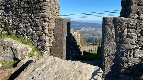 Son los primeros trabajos en los que se lleva a cabo la reconstrucción completa de la puerta de un poblado castrexo.