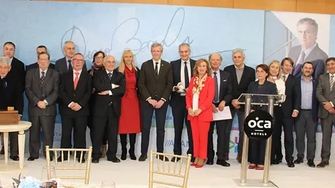 Directiva da APG co presidente da Xunta e o premiado, José Luis Gómez.