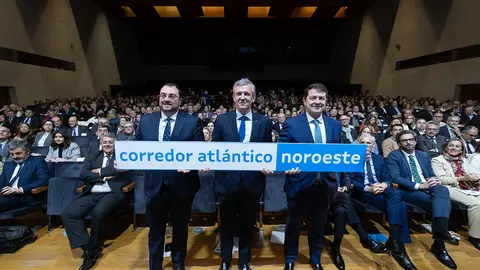 Los presidentes de la Xunta de Galicia, de la Junta de Castilla y León y del Principado de Asturias lideraron el encuentro Corredor Atlántico Noroeste, en el que participaron cerca de 1.000 personas del empresariado, de los puertos y de las plataformas logísticas de las tres comunidades, así como agentes políticos y sociales. ARCHIVO.