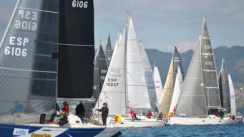 La flota de la Regata Interclubes durante la salida de una etapa en la última edición. © DESMARQUE..