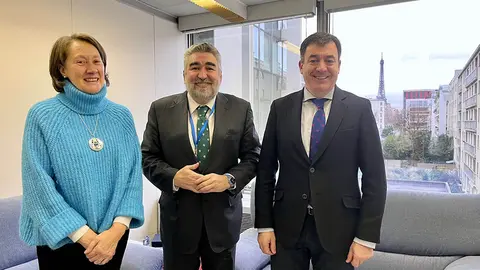 El conselleiro de Cultura, Educación, FP e Universidades, Román Rodríguez, se reúne en París con el embajador de España en la Unesco, José Manuel Rodríguez Uribes.