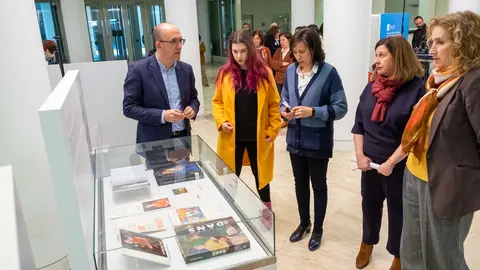 Reúne en la Biblioteca de Galicia más de 30 piezas entre libros, dibujos, prensa y revistas, en su mayor parte originales.