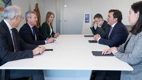 O presidente da Xunta, Alfonso Rueda, o vicepresidente primeiro, Francisco Conde, e a delegada da Xunta en Vigo, Marta Fernández Tapias, reciben a representantes de Siemens España, Agustín Escobar, el 31 de enero.